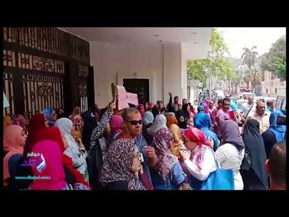 صدى البلد |  أهالي طلاب التجريبيات يهتفون أمام التعليم: "يا وزير قول الحق ظلمت ولادنا ولا لأ"