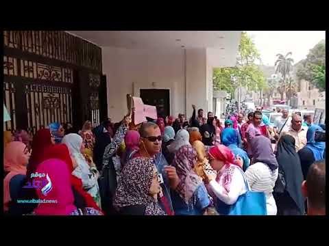 صدى البلد | أهالي طلاب التجريبيات يهتفون أمام التعليم: يا وزير قول الحق ظلمت ولادنا ولا لأ