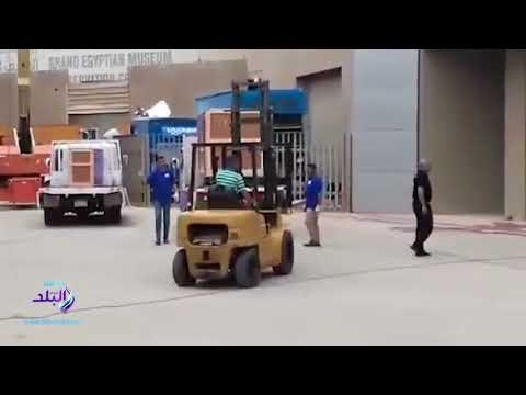 صدى البلد | سيارات نقل عجلة توت عنخ آمون تستعد لمغادرة المتحف الحربي