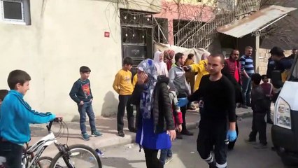 Sürücüsünün fren yerine gaza bastığı otomobil duvara çarptı: 4 yaralı - ADIYAMAN