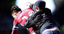 İngiltere Liginde Taraftar, Saha İçine Girerek Futbolcuya Saldırdı