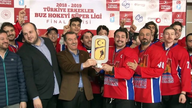 Buz hokeyi erkeklerde şampiyon Zeytinburnu Belediyesi Spor Kulübü oldu