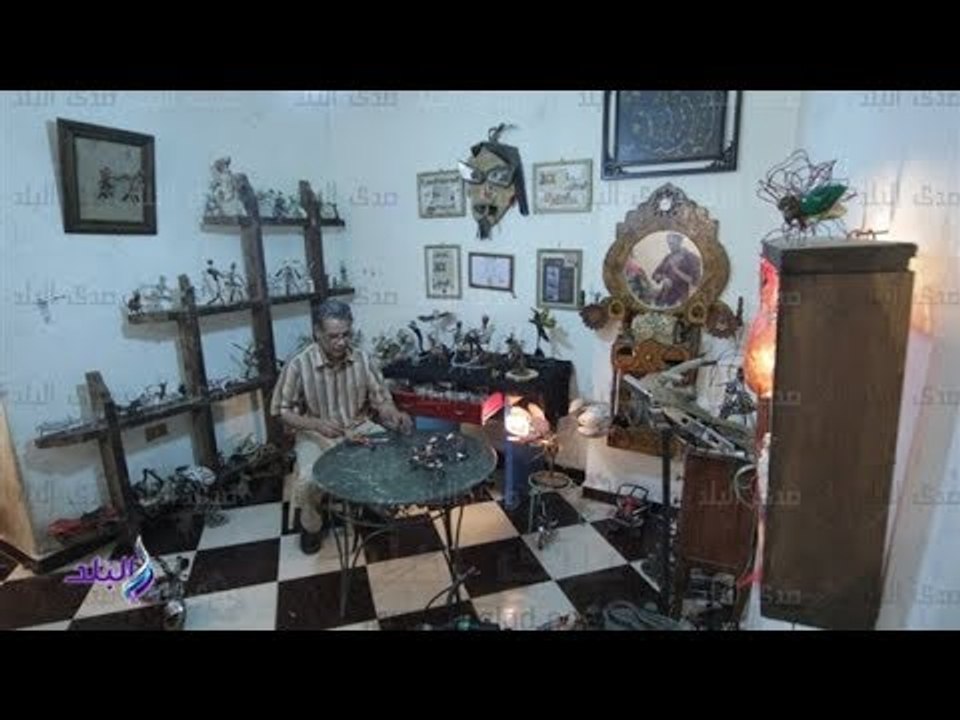 صدى البلد | فنان تشكيلي يحول" الخردة" لتحف فنية