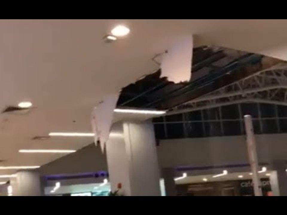 صدى البلد | انهيار احدى اسقف مولات التجمع بعد غرقها