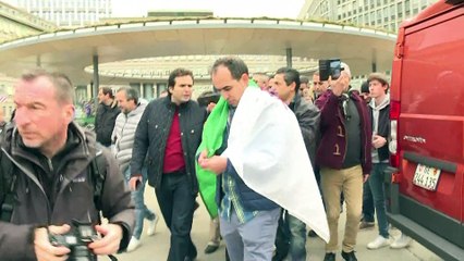 Algérie: rassemblement devant l'hôpital de Bouteflika