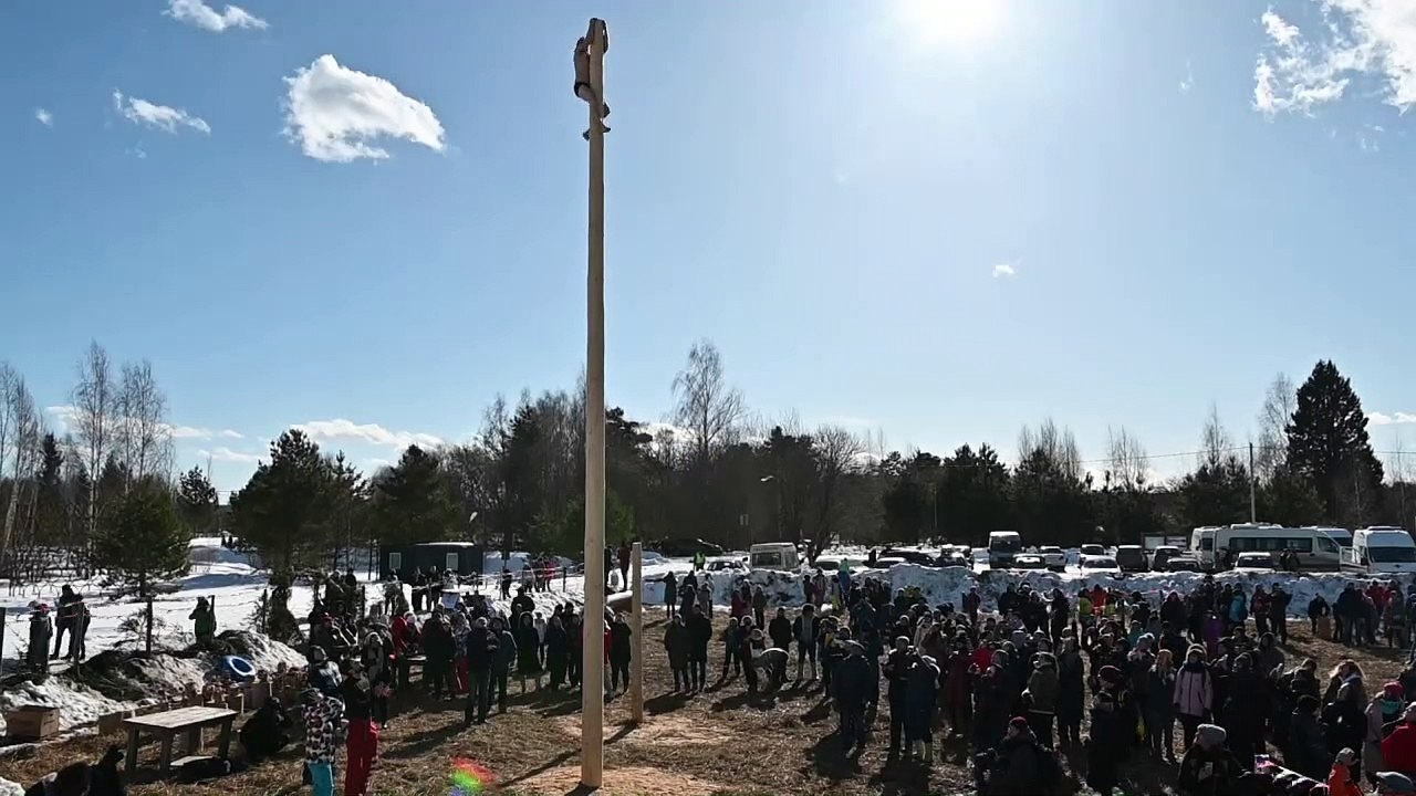 Russen vertreiben den Winter mit feurigem Brauch