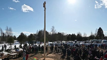 Russen vertreiben den Winter mit feurigem Brauch