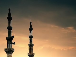 صدى البلد | هل العبره بالاذان ام المدفع