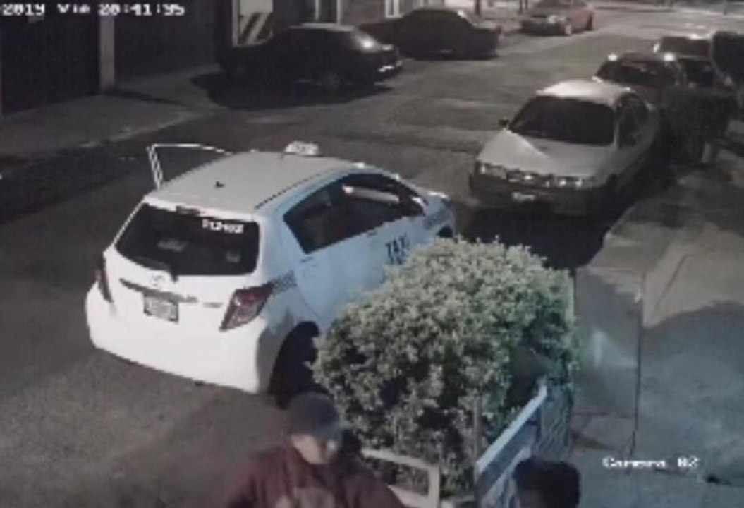 Cámaras graban el momento en el que un taxista asalta a un peatón en zona 11