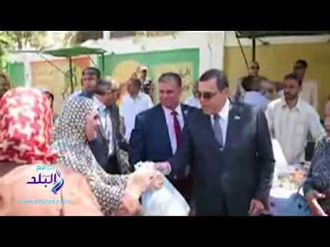 صدى البلد | محافظ الفيوم يسلم 200 شنطة غذائية للطلاب والعاملين بالتربية الخاصة