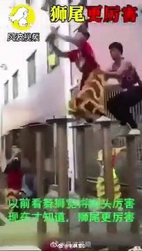 Entraînement de danseurs chinois sans leurs costumes de dragons