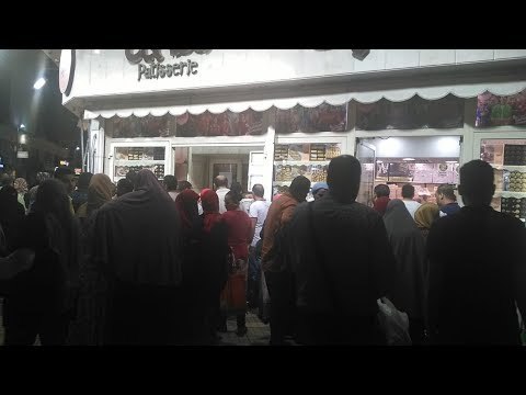 صدى البلد | زحام علي شراء كحك العيد في وسط البلد