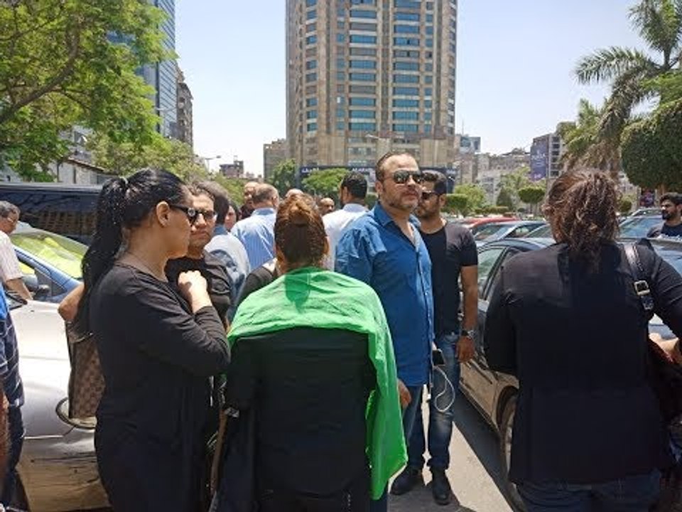 صدى البلد | جثمان والدة الإعلامي تامر عبد المنعم يصل مسجد مصطفى محمود