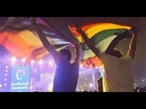 علي مسئوليتي - شاهد علم للمثليين يرفع في حفل غنائي بالتجمع الخامس لفرقة مشروع ليلي