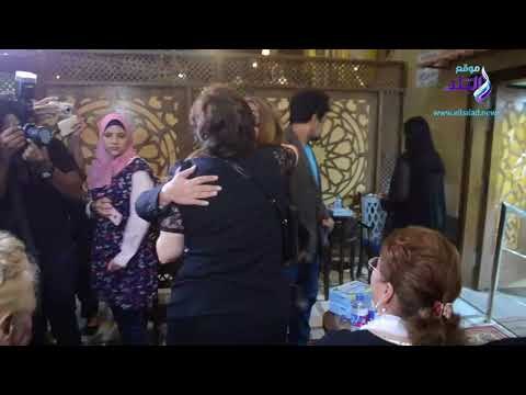 صدى البلد | ليلى علوي ورياض الخولي في عزاء مديحة يسري