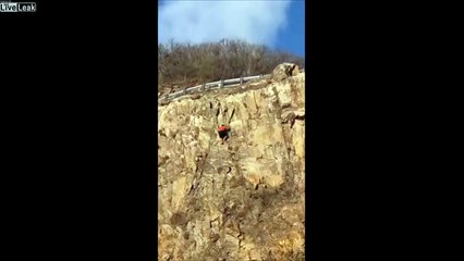 Il chute d'une falaise et s'en sort indemne par miracle !