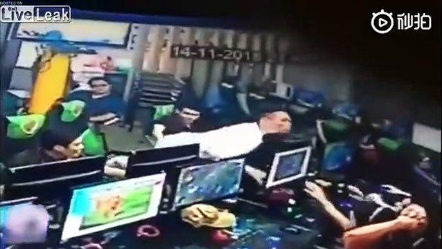 Pris de crise, ce gamer saute par-dessus les ordinateurs de ses amis !