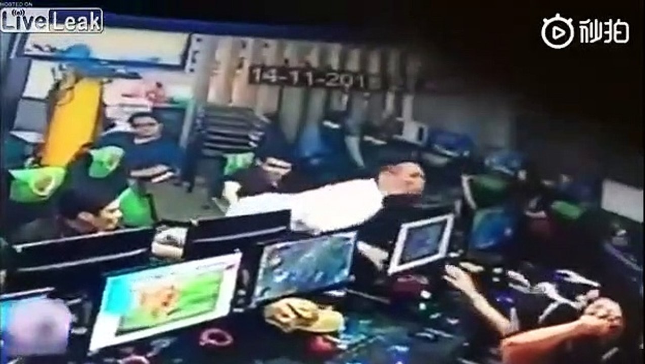 Pris de crise, ce gamer saute par-dessus les ordinateurs de ses amis !