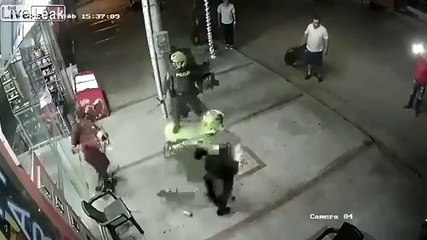 Ce fou s'en prend aux policiers à la machette !