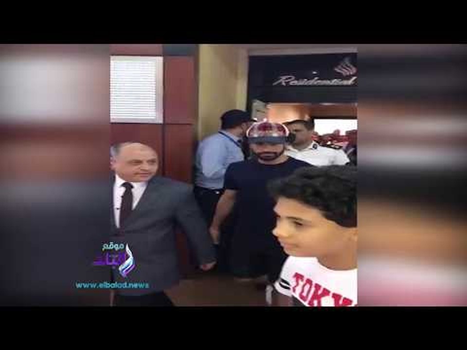 صدى البلد | "صلاح" يتجول في مول تجاري بالإسكندرية ويلتقط الصور التذكارية