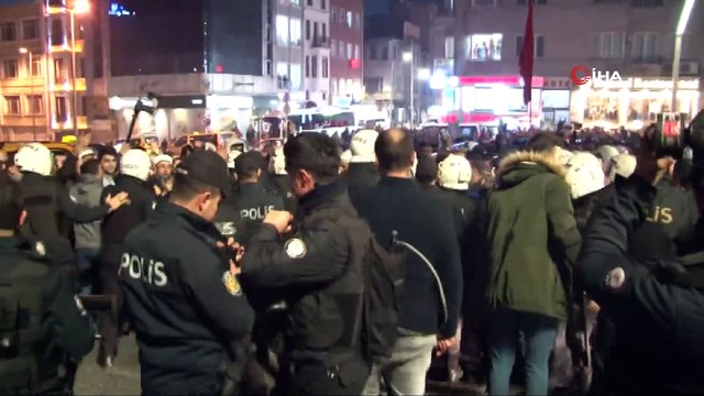 Taksim'de izinsiz gösteri yapmak isteyen gruba polis biber gazı ile müdahale etti