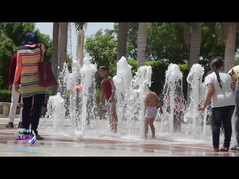 صدى البلد | طفل يجلس على النافورة بحديقة الازهر هرباً من الحر