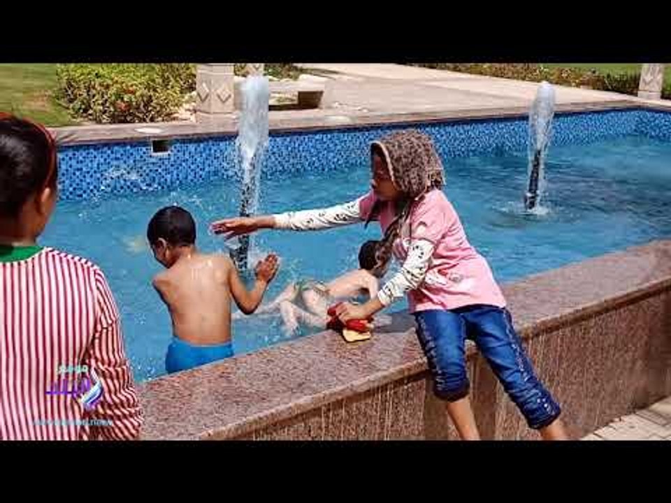 صدى البلد | الاطفال يحولون نافورة الميرلاند الى حمام سباحة