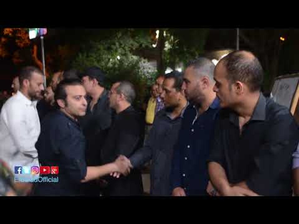 صدى البلد | انهيار الفنان احمد عزمى ومحمد عبد الحافظ اثناء عزاء الفنان ماهر عصام