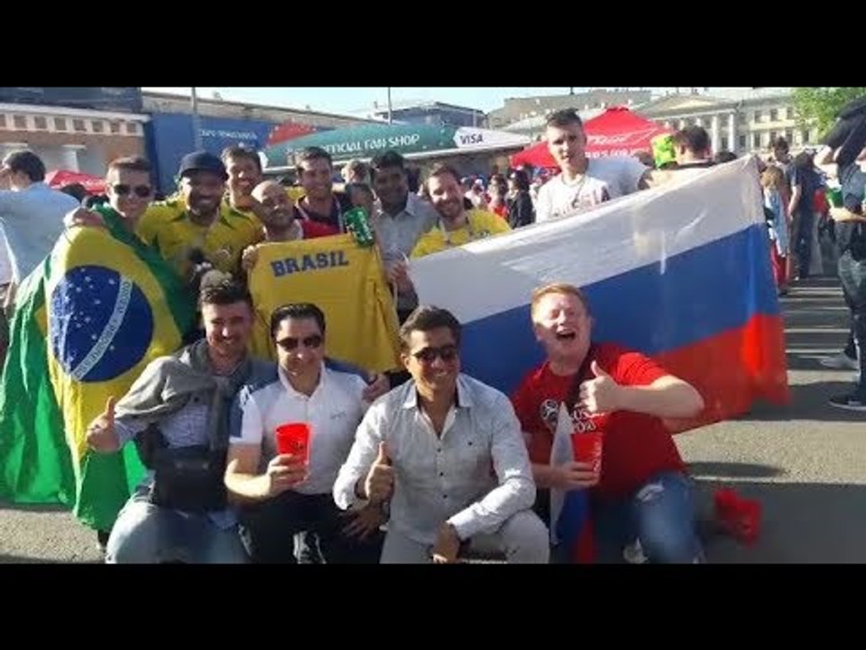 صدى البلد | جماهير البرازيل يلتقطون صورا تذكارية بعلم روسيا