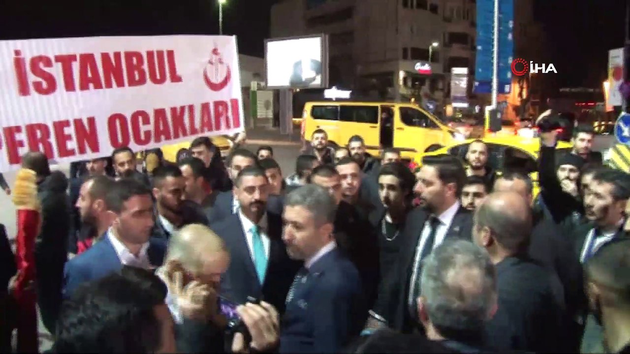 Taksim'de izinsiz gösteri yapmak isteyen gruba polis biber gazı ile müdahale etti