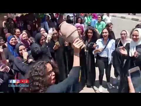 صدى البلد | طلاب الثانوية يكسرون القلل احتفالا بإنتهاء الامتحانات