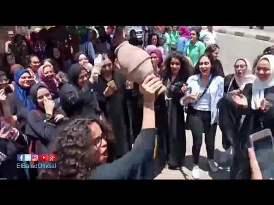 صدى البلد | طلاب الثانوية يكسرون القلل احتفالا بإنتهاء الامتحانات