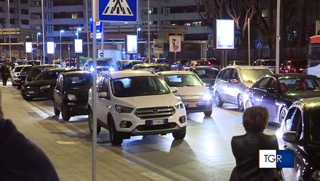 Stanno spostando la nave incagliata a Bari - il video delle operazioni