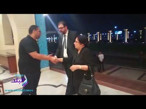 صدى البلد | فردوس عبد الحميد وزوجها المخرج محمد فاضل و سميرة عبد العزيز فى عزاء الراحل مدحت مرسى