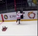 L'entraînement de ces petits joueurs russes de hockey sur glace est très intense