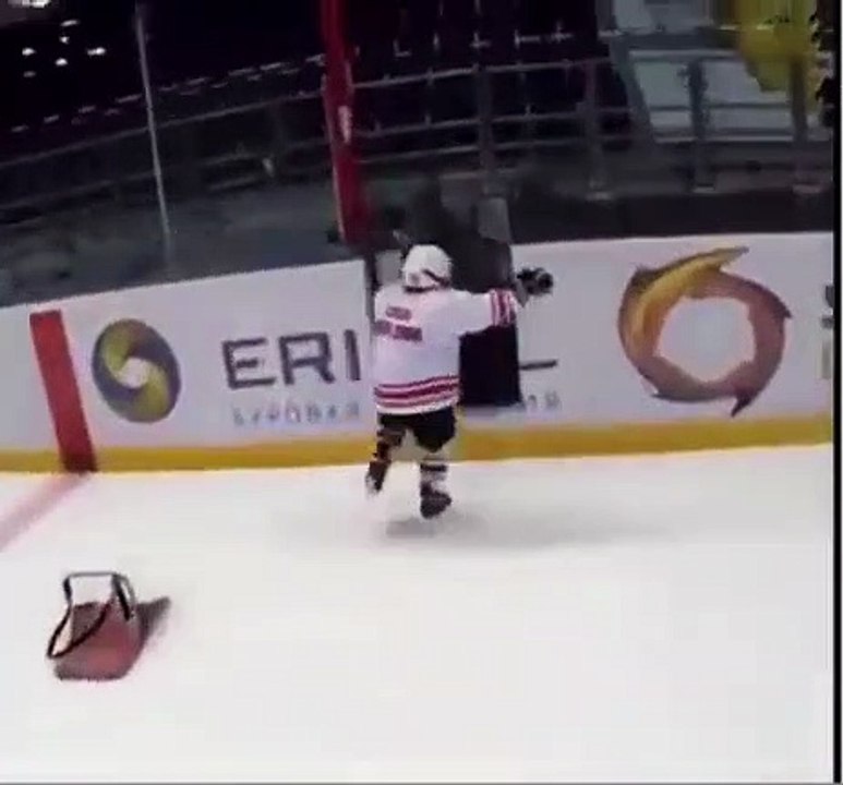 L'entraînement de ces petits joueurs russes de hockey sur glace est très intense