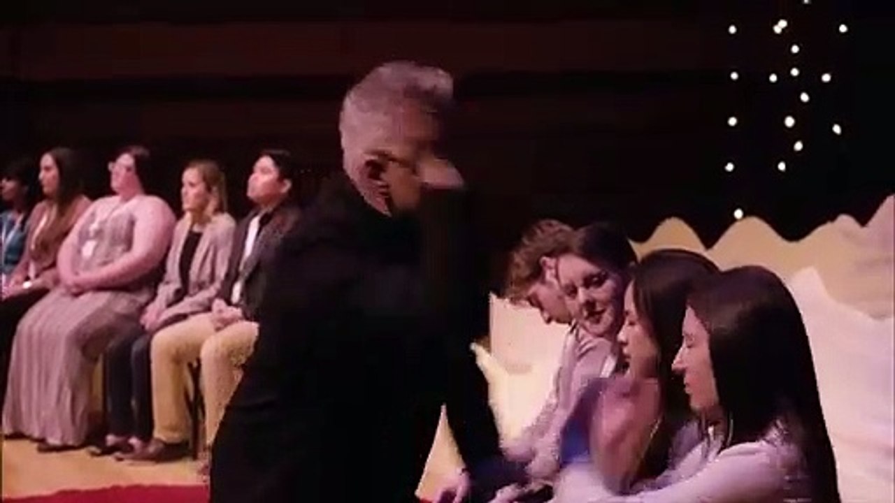 Une drôle de façon d'hypnotiser les spectateurs