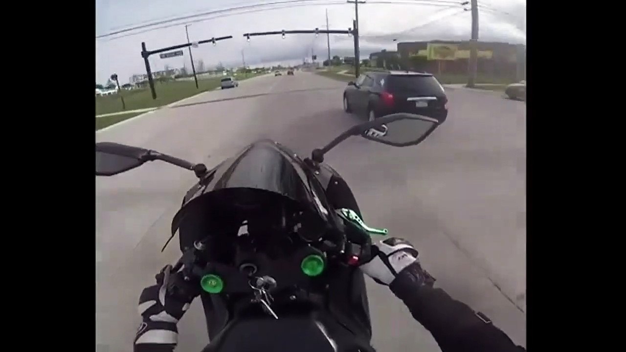 Un motard fait le malin et tente d'échapper à la police et finit par le payer !
