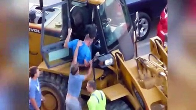 Ce conducteur de tractopelle en colère détruit plusieurs voiture sous les yeux des propriétaires