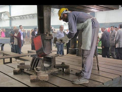 صدى البلد | وزير النقل يتفقد مصنع سيماف حلوان لمتابعة تحديث عربات خطوط الضواحي