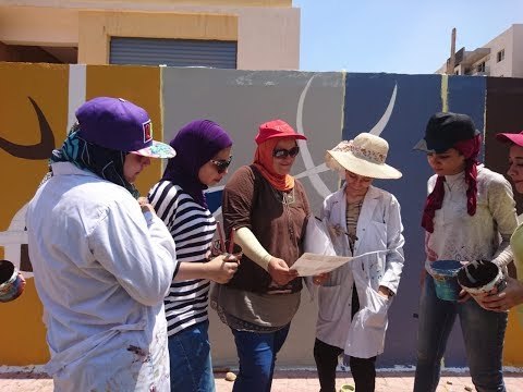 صدى البلد | طلاب فنون تطبيقية يزينون جدران مدينة الشروق ,