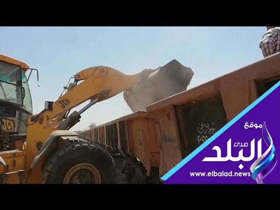 صدى البلد | النقل تعلن نقل 200 الف طن أحجار سن عبر خطوط السكك الحديدية لتنفيذ ازدواج طريق الواحات