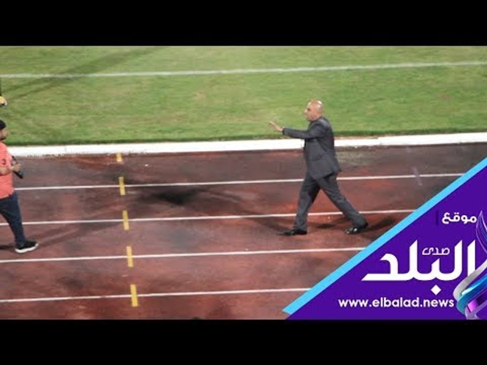 صدى البلد | مدرب بتروجيت يشتبك مع مراقب مباراة...
