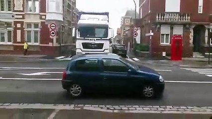 Camionero arranca carrocería de un coche en una curva
