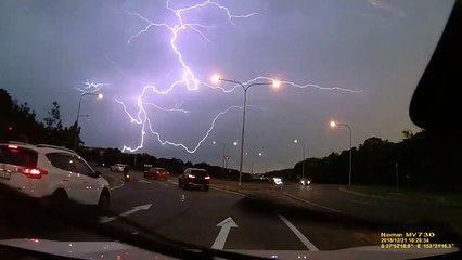 Conductor graba con su cámara un espectacular relámpago
