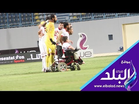 صدي البلد | مشجع زمالكاوي يلتقط صورة جماعية مع الفريق الزمالك قبل لقاء طلائع الجيش