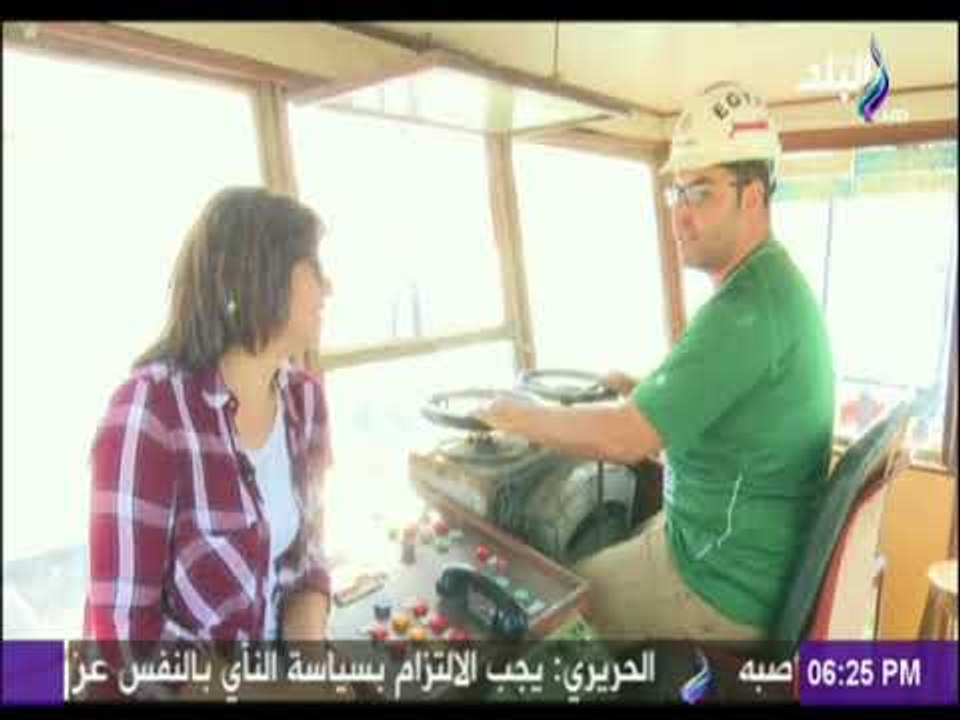 سائق معدية على شاطيء قناة السويس يقدم نصيحة لكل شاب مصرى