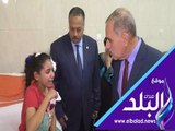 صدي البلد | محافظ أسيوط :  يزور طالبة تعرضت للضرب ويقرر وقف المعلم عن العمل