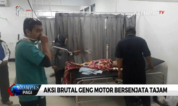 Aksi Brutal Geng Motor, Seorang Pria Dibacok dengan Senjata Tajam