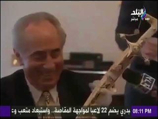 على مسئوليتي - حمد أمير قطر يهدي شمعون بيريز  سيفاً ذهبياً